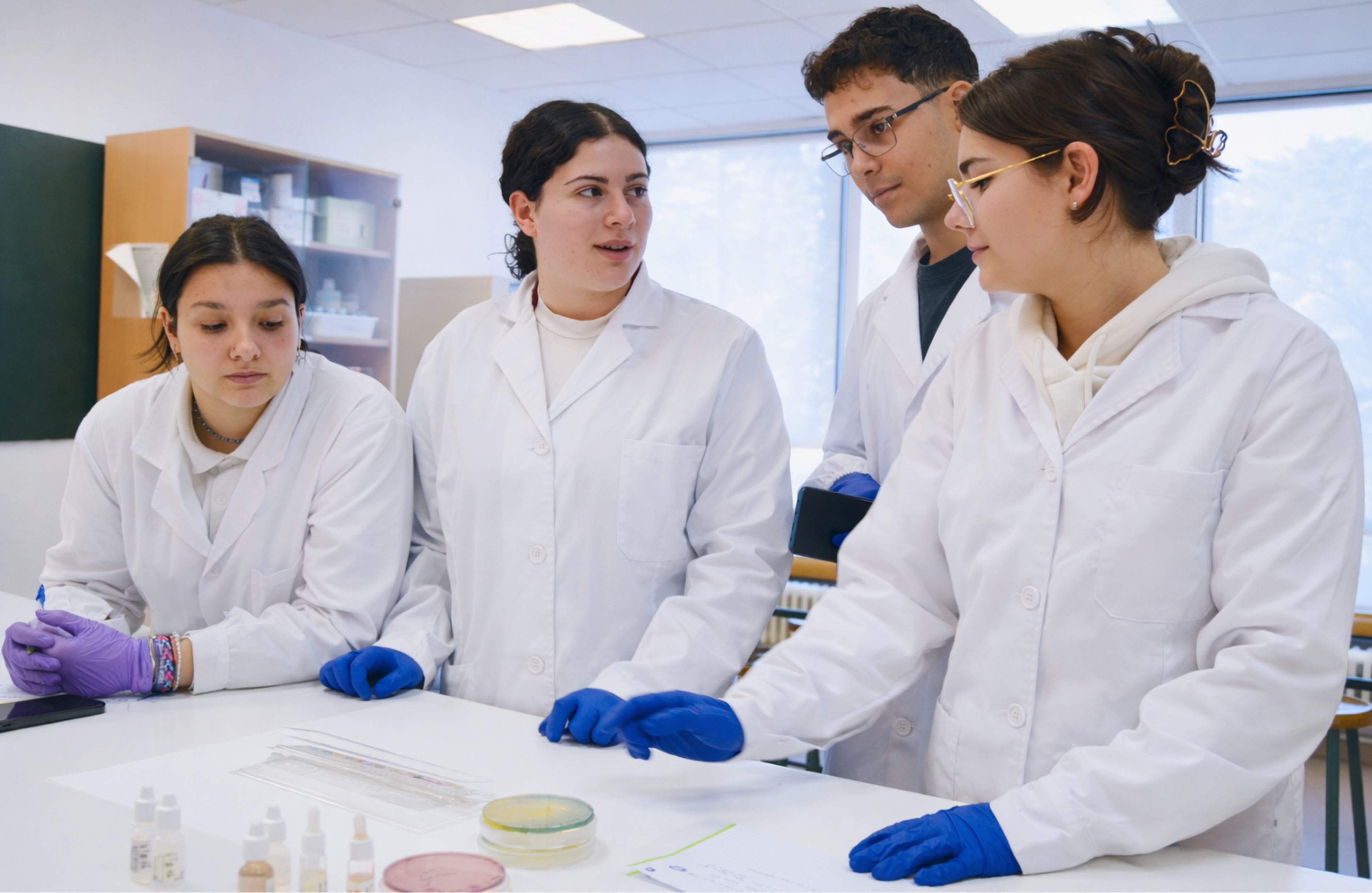 Alumnos en el laboratorio